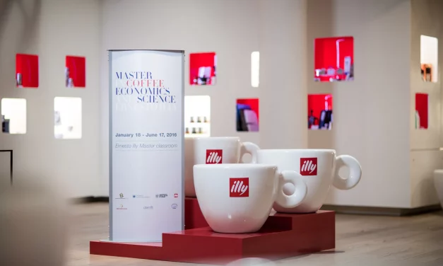 Illy inaugura a Trieste il Master Universitario in Economia e Scienza del Caffè<h2 class='anw-subtitle'>Dei 206 studenti di 33 nazionalità che si sono laureati nelle dieci edizioni precedenti (86 donne e 120 uomini), l’88% continua a essere attivo nel settore</h2>